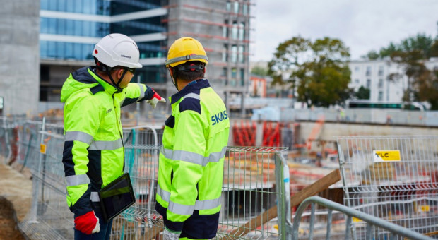 Szkolenia obejmują kilka obszarów. Pierwszym jest bezpieczeństwo na budowie.(fot. mat.pras.) W biurze i na budowie. Skanska przeszkoli pracowników, partnerów i najemców