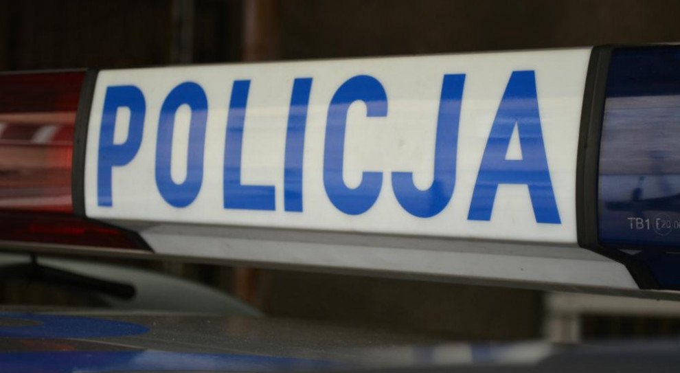 Sprawę bada policja i prokuratura (fot. sucha-beskidzka.policja.gov.pl) Policjanci wywieźli leżącego przy drodze mężczyznę do lasu, tam zmarł. Już stracili pracę