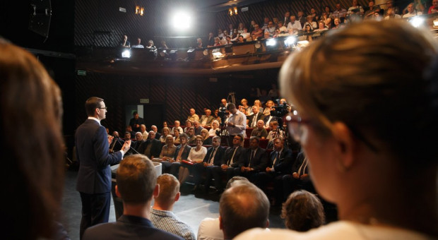 "Ten ZUS ma być proporcjonalnie obliczany do wysokości przychodów, będzie bardziej sprawiedliwy" - ocenił premier. (fot. Kancelaria Premiera/twitter) ZUS dla małych firm proporcjonalny do wysokości przychodów