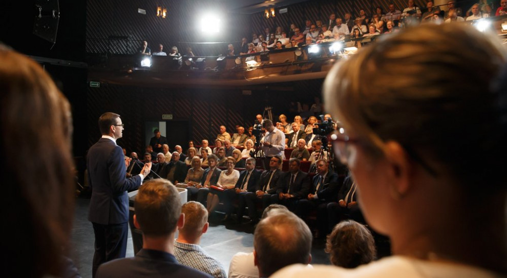"Ten ZUS ma być proporcjonalnie obliczany do wysokości przychodów, będzie bardziej sprawiedliwy" - ocenił premier. (fot. Kancelaria Premiera/twitter) ZUS dla małych firm proporcjonalny do wysokości przychodów