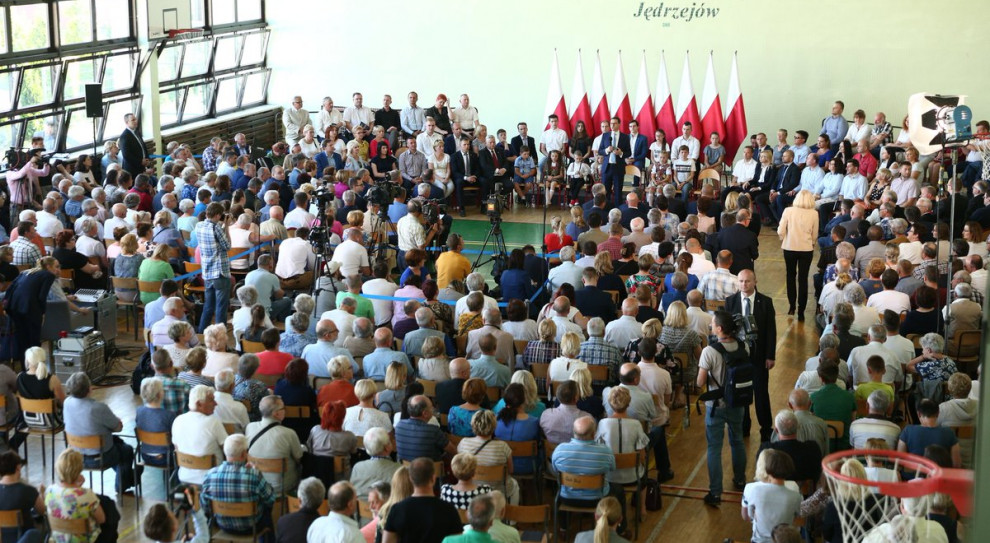 Premier odwiedził województwo świętokrzyskie. Podczas spotkania z mieszkańcami Jędrzejowa mówił, że rząd zmienia podejście do tych obszarów, które "nurtowały" Polaków (fot. Kancelaria Premiera/twitter) Mateusz Morawiecki: Stawiamy na pracę, płacę, rodzinę, mieszkanie i bezpieczeństwo