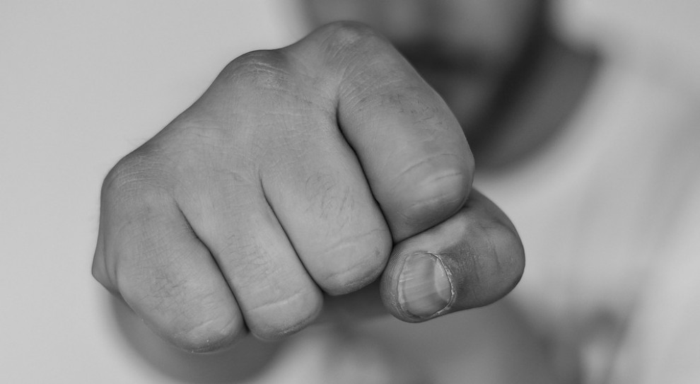 Telewizja podaje, że przypuszczalnie sprawcami są imigranci, którzy chcieli dostać się do ciężarówki. (fot. pixabay.com) Polscy pracownicy zaatakowani w Belgii