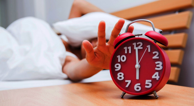 Wiele osób jest aktywnych do późna w nocy, co sprawia, że rano z powodu obowiązków wstają niewyspani (fot.shutterstock) Pracodawcy powinni ułatwić życie nocnym markom