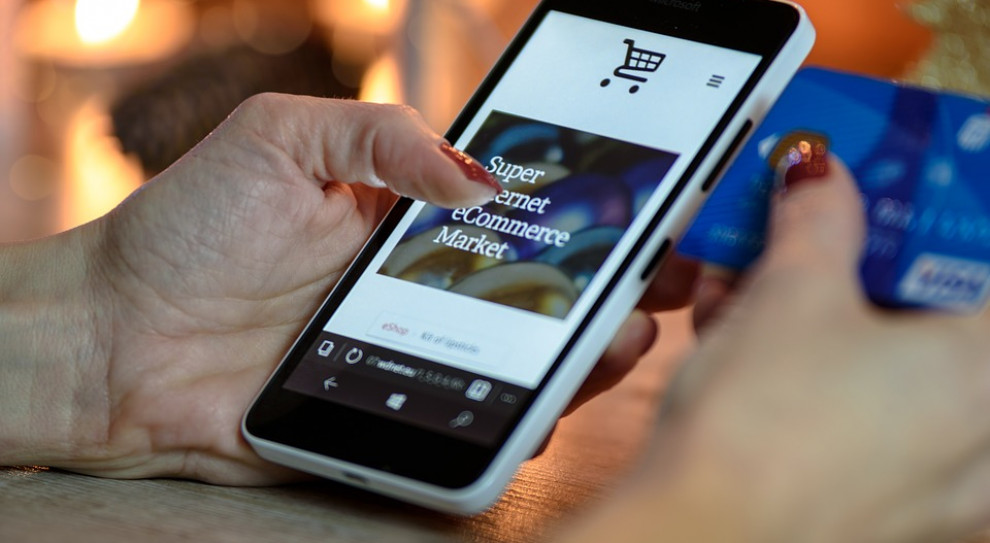 Klienci, którzy chcą skorzystać z bezobsługowego sklepu Amazon Go, muszą mieć na telefonie zainstalowaną specjalnie stworzoną przez Amazon aplikację (fot. pixabay.com) Przyszłość pracowników coraz bardziej zagrożona. Amazon otwiera kolejne sklepy bezobsługowe