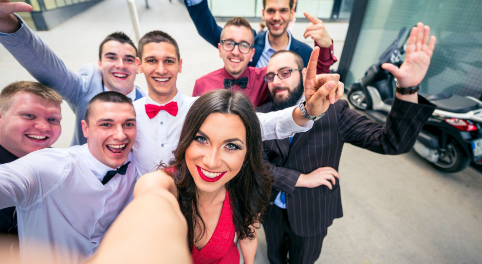Na rynek pracy wkroczyło młode pokolenie, które wielu pracodawcom spędza sen z powiek (fot.shutterstock) Obecny system edukacji kształci młodych narcyzów