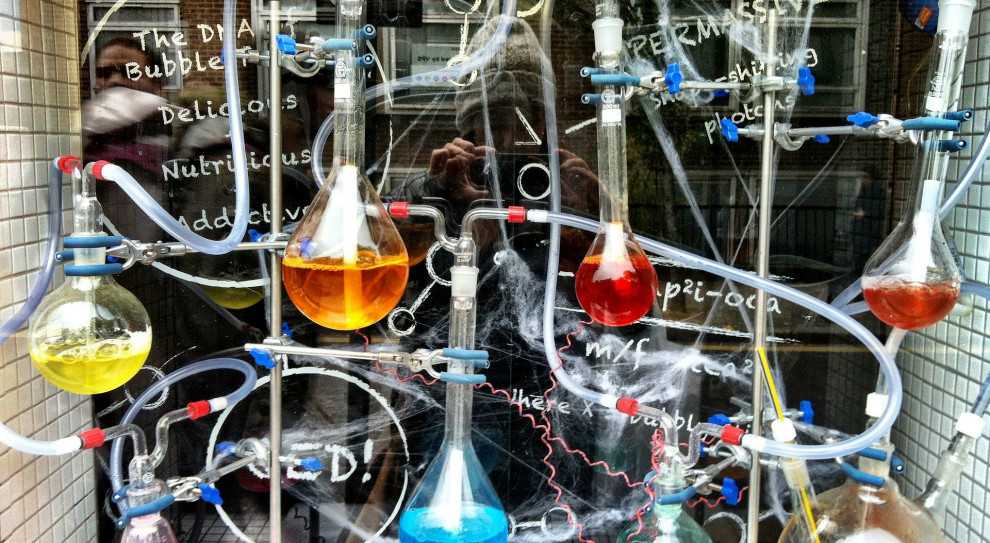 W polskiej branży chemicznej pracuje około 302 tys. osób. Tylko w ubiegłym roku branża zwiększyła zatrudnienie o ponad 10 tys. osób (fot.pixabay) Branża chemiczna zatrudnia w Polsce ponad 300 tys. ludzi i nie ma dla niej wyjścia