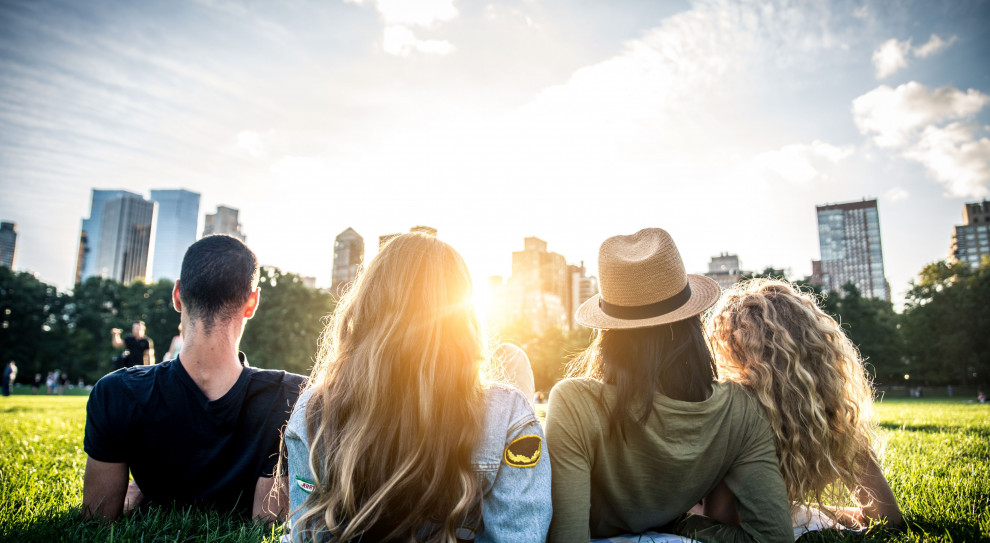 Postawa milenialsów jest zupełnie odmienna od tej, do której przez lata przywykli pracodawcy (Fot. Shutterstock) "Roszczeniowi młodzi" kontra starsi. Czy uda im się porozumieć?