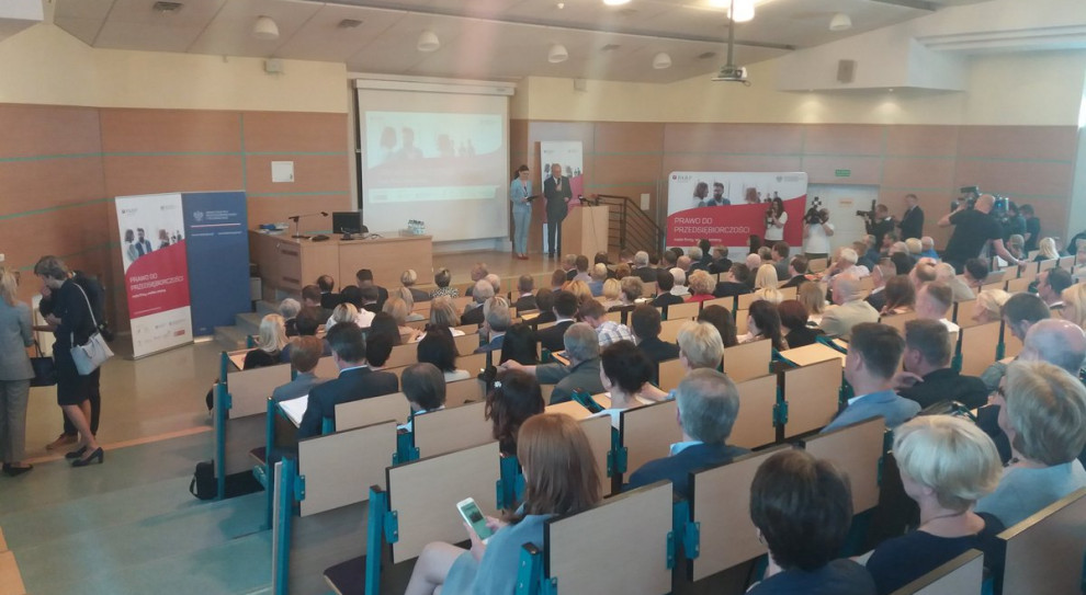 Pierwsze spotkanie z udziałem m.in. minister przedsiębiorczości i technologii Jadwigi Emilewicz oraz ministra inwestycji i rozwoju Jerzego Kwiecińskiego odbyło się w poniedziałek w Koszalinie na Politechnice Koszalińskiej. (fot. pixabay.com) W Koszalinie zainaugurowano cykl spotkań nt. Konstytucji Biznesu z przedsiębiorcami i urzędnikami