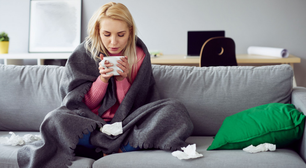 47 proc. Polaków irytuje się, gdy ich współpracownicy przychodzą do pracy przeziębieni (fot. Shutterstock) Przychodzisz przeziębiony do pracy? Denerwujesz swoich współpracowników