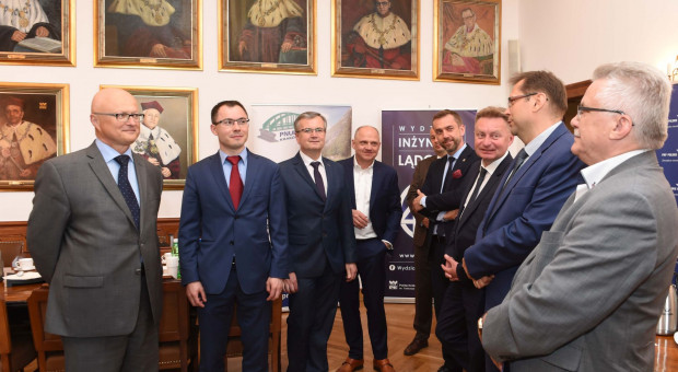 Przedstawiciele Politechniki Krakowskiej podpisali porozumienie m.in. z władzami Grupy ZUE i PKP PLK. (fot. mat. Politechniki Krakowskiej) PKP PLK i Grupa ZEU zapewnią stypendia i staże studentom Politechniki Krakowskiej