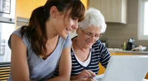 Według młodszych pokoleń dużo lepiej radzą sobie w internecie kobiety – ich matki, teściowe czy babki (Fot. Shutterstock) Pokoleniowa przepaść cyfrowa. Aż 2 mln kobiet 45+ nie korzysta z internetu