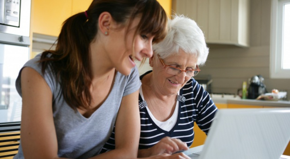 Według młodszych pokoleń dużo lepiej radzą sobie w internecie kobiety – ich matki, teściowe czy babki (Fot. Shutterstock) Pokoleniowa przepaść cyfrowa. Aż 2 mln kobiet 45+ nie korzysta z internetu