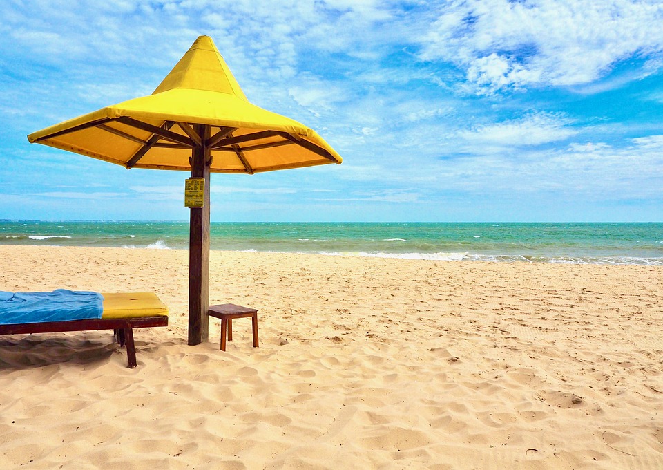 Aż 55 proc. Polaków planuje wyjazd na plażę, aby korzystać z letniego urlopu (Fot. Pixabay)