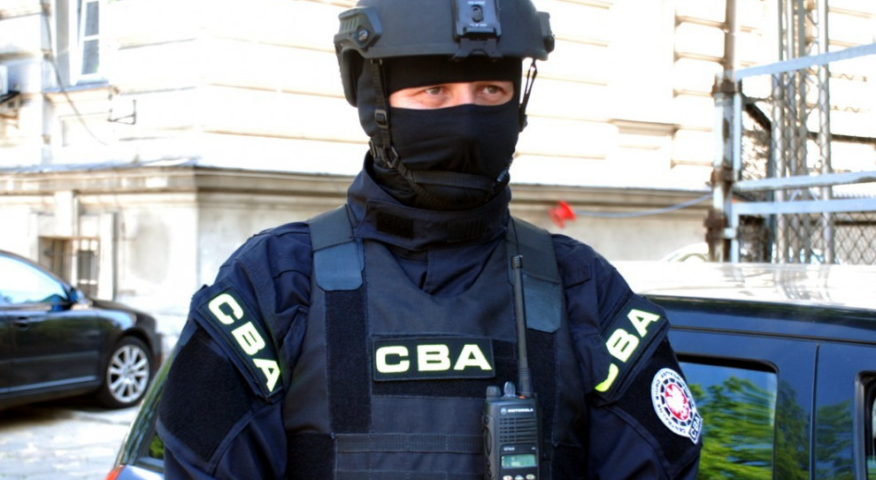 Funkcjonariusze CBA zabezpieczyli dokumentację kontroli podatkowych prowadzonych wobec firm należących do biznesmena wręczającego łapówki (fot.cba.gov.pl) CBA zatrzymało czterech biznesmenów
