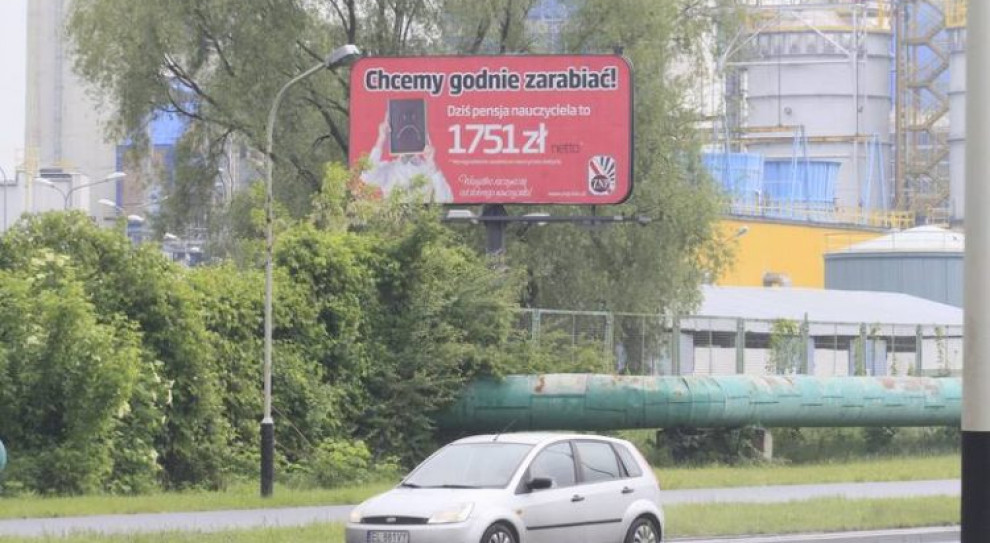 W ponad 50 miastach w całej Polsce pojawiły się bilbordy z wynagrodzeniem zasadniczym początkującego nauczyciela – 1751 zł netto. Fot. ZNP Nauczyciele najgorzej wynagradzani wśród specjalistów