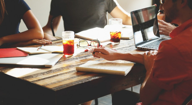 Nadal najsilniejszym argumentem, który ma wpływ na decyzje kandydatów o zmianie pracy są finanse (fot. pixabay.com) Sektor SSC/BPO zatrzymuje młodych łodzian w mieście