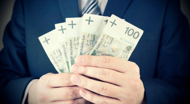 W 2017 r. pracownik administracyjny zarabiał 3 122 zł, podczas gdy naczelnik wydziału 8 500 zł (Fot. Shutterstock) Wynagrodzenia: Ile zarabia się w administracji rządowej?