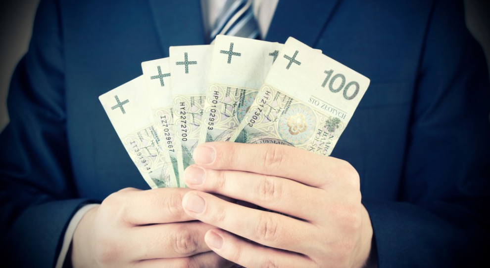 W 2017 r. pracownik administracyjny zarabiał 3 122 zł, podczas gdy naczelnik wydziału 8 500 zł (Fot. Shutterstock) Wynagrodzenia: Ile zarabia się w administracji rządowej?