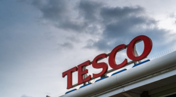 Trzy zamykane sklepy zatrudniają łącznie 171 osób fot. Tesco Tesco zamyka trzy kolejne placówki. Ponad 170 osób straci pracę