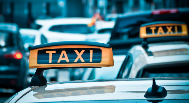 Ministerstwo transportu zapowiadało zaostrzenie przepisów wkrótce po zabójstwie 21-letniej stewardessy przez kierowcę pracującego dla Didi Chuxing - największej platformy do zamawiania przejazdów w Chinach (fot.pixabay.com) Chiny: Większa kontrola nad platformami do wzywania taksówek po zabójstwie pasażerki