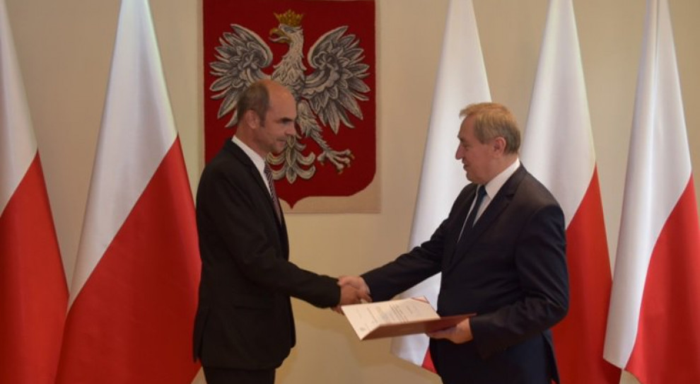 Szweda-Lewandowski jest absolwentem Uniwersytetu Łódzkiego, Wydziału Biologii i Nauk o Ziemi, specjalizacji biologia środowiskowa, oraz absolwentem Wydziału Leśnego Szkoły Głównej Gospodarstwa Wiejskiego (SGGW) w Warszawie (fot. MŚ/twitter) Andrzej Szweda-Lewandowski nowym Generalnym Dyrektorem Ochrony Środowiska