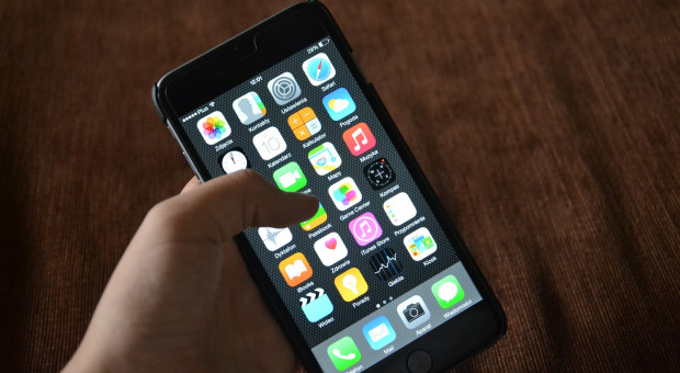 Powodem wprowadzenia zakazu ma być ochrona danych osobowych (fot.pixabay) Continental: Zakaz korzystania z komunikatorów na służbowych telefonach