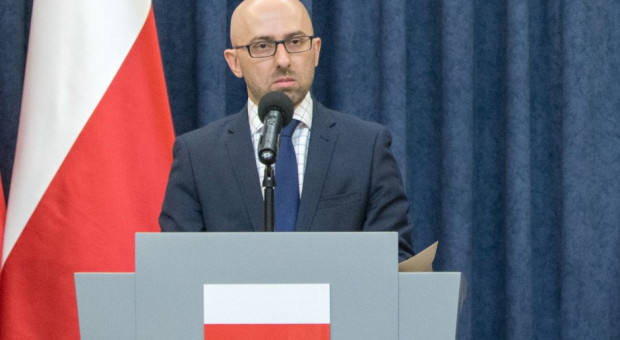 Łapiński oświadczył, że jego wynagrodzenie w Kancelarii Prezydenta jest niższe od wynagrodzenia, jakie otrzymują posłowie (fot.:Krzysztof Sitkowski/KPRP/twitter.com/prezydentpl) Krzysztof Łapiński: przechodząc z Sejmu do Kancelarii Prezydenta obniżyłem swoje wynagrodzenie