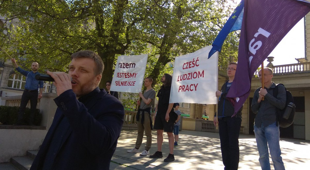 Adrian Zandberg 1 maja, w światowe Święto Pracy w Warszawie. Polityk mówił: - Zapisy Kodeksu Pracy są prawdopodobnie najczęściej łamanymi prawami w III Rzeczpospolitej. (fot. twitter.com/partiarazem) Partia Razem o skracaniu czasu pracy. Zandberg chce, by Polacy pracowali "mądrze"