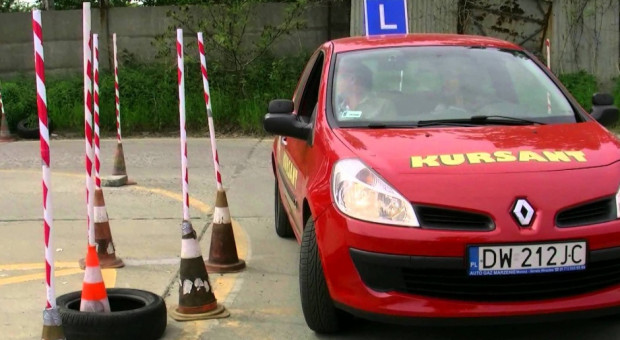 Jak poinformował rzecznik małopolskiej policji, w śledztwie zatrzymanych zostało już kilkanaście osób, którym postawiono zarzuty korupcyjne (fot.: youtube.com) Policja: zatrzymani kolejni egzaminatorzy WORD w Katowicach