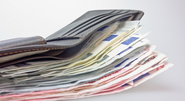 Obecna płaca minimalna (2100 zł brutto) stanowi 47,3 proc. przeciętnego wynagrodzenia (Fot. Pixabay) Płaca minimalna 2250 zł? Ministerstwo Finansów nie zgadza się na propozycję