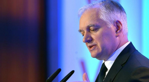 - Czy na tak wysokie zarobki zasługują spece od komunikacji? Zważywszy na to, jak pogorszył się wizerunek NBP w ostatnich miesiącach jest tutaj dużo do naprawy - zauważył wicepremier Jarosław Gowin. fot. Twitter Wicepremier o zarobkach w NBP: skala nieadekwatna do realiów rynkowych