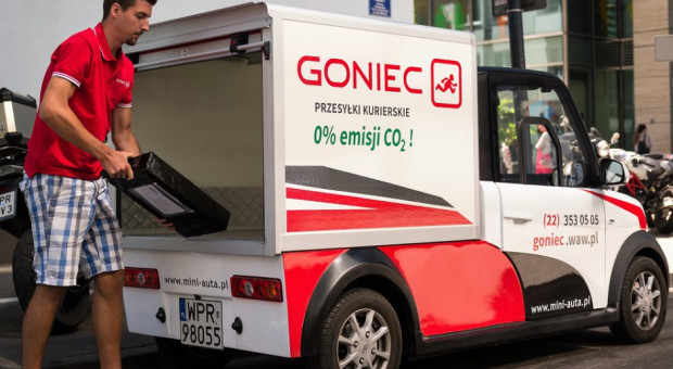 Firma Goniec podkreśla również ekologiczny aspekt użytkowania pojazdów elektrycznych, wpisujący się w walkę ze smogiem oraz hałasem miejskim Fot. materiały prasowe Pracownicy warszawskiej firmy kurierskiej przesiadają się do samochodów elektrycznych