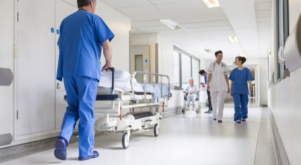W piątek (15 czerwca) zakończył się proces wypisywania i ewakuacji pacjentów Szpitala w Pszczynie. Fot. Shutterstock (zdjęcie ilustracyjne) Szpital ma problemy kadrowe, zamyka wszystkie swoje oddziały i ewakuuje pacjentów