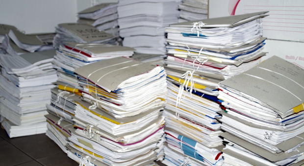 Zbieranie dokumentów od pracodawcy może się wydać nużące, ale popłaca. (fot. pixabay.com) Jak udokumentować zarobki ze zlikwidowanego zakładu pracy? Warto zbierać druki RMUA