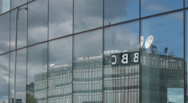 Szyld BBC na jednej z siedzib brytyjskiego nadawcy narodowego. (fot. Jim McDougall/flickr.com/CC BY 2.0) BBC: takiego sporu dawno tam nie było
