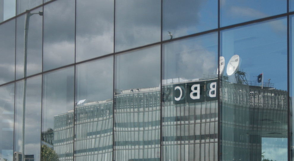 Szyld BBC na jednej z siedzib brytyjskiego nadawcy narodowego. (fot. Jim McDougall/flickr.com/CC BY 2.0) BBC: takiego sporu dawno tam nie było