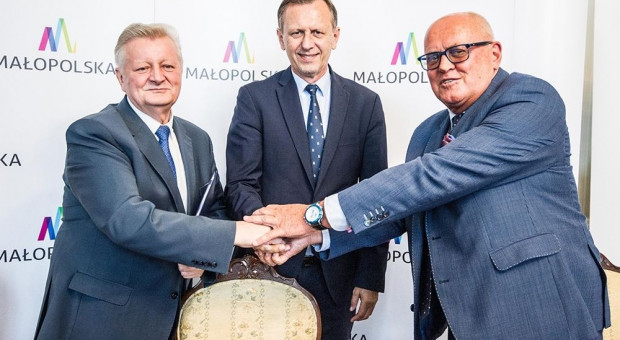 Podpisanie umowy inwestycyjnej pomiędzy MARR i AGH (fot. Biuro Prasowe UMWM) Patent z Cambridge pomoże małopolskim naukowcom