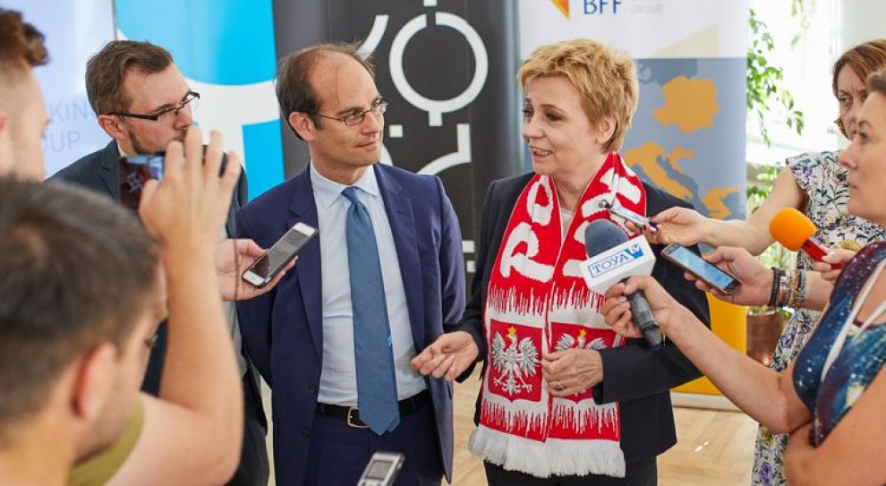 - Dla mnie jest bardzo ważne to, że w Łodzi rozwijają się usługi finansowe. To są kolejne miejsca pracy, dobrze płatne i potwierdzające, że wybór naszego miasta jako lokalizacji tego biznesu okazał się trafiony - mówiła do zarządu firmy prezydent Hanna Zdanowska (fot. Sebastian Glapiński / UMŁ) Banca Farmafactoring otwiera w Łodzi swoją europejską centralę