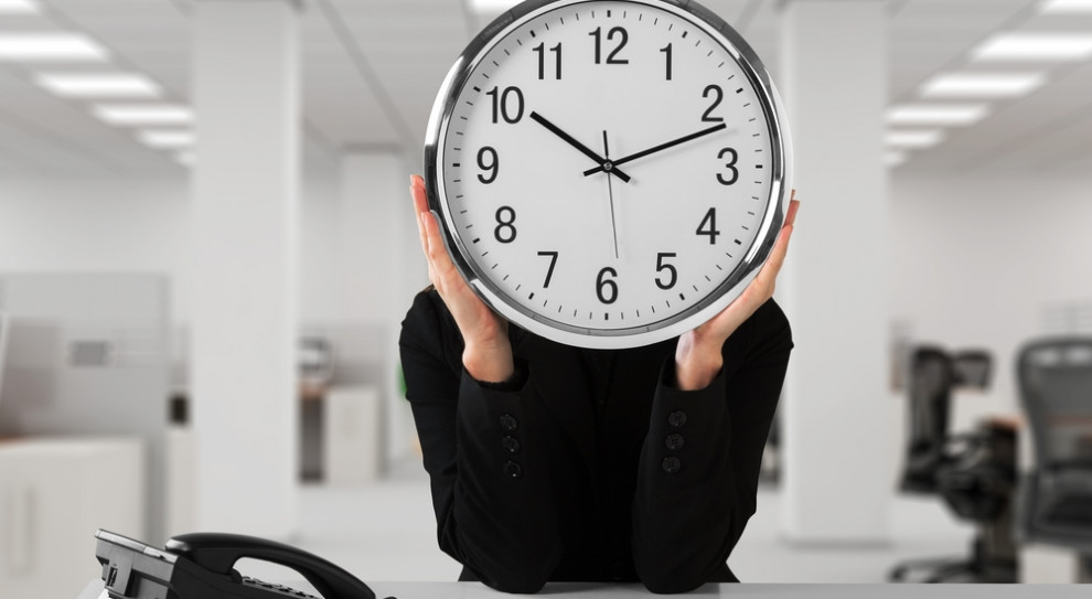 FZZ zabrało głos w sprawie pomysłu skrócenia czasu pracy. (fot. shutterstock) 35-godzinny tydzień pracy? Polacy i tak będą pracować dłużej