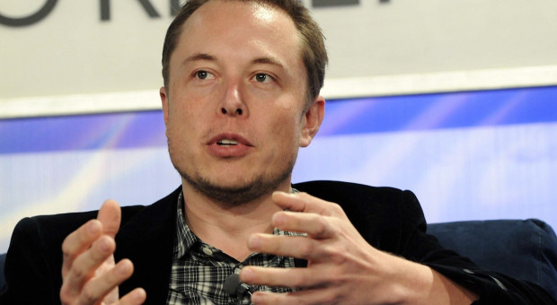 Wcześniej w tym tygodniu szef Tesli Elon Musk wypowiadał się na temat "sabotażu" produkcji samochodów, którego miał się dopuszczać były pracownik firmy. (Fot. JD Lasica/wikimedia, licencja CC BY 2.0) Tesla pozywa byłego pracownika oskarżając go o hakowanie i "sabotaż"
