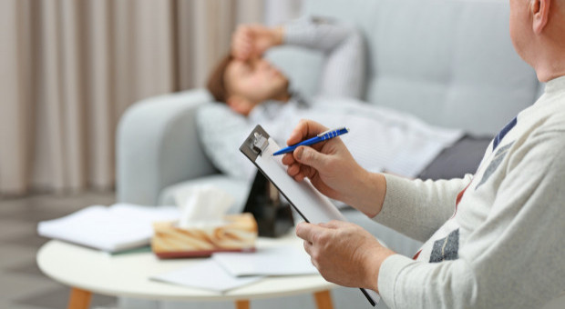 Obecnie może zaproponować głównemu specjaliście jedynie 3800 zł brutto. Fot. Shutterstock Powinno być ich 150, jest 44. W szpitalach brakuje ważnego personelu