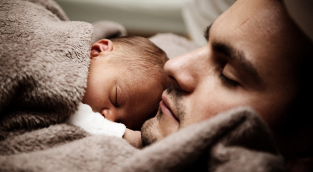 23 czerwca obchodzony jest w Polsce Dzień Ojca (fot. pixabay.com) UNICEF: 92 kraje nie mają polityki zapewniającej młodym tatom płatny urlop ojcowski