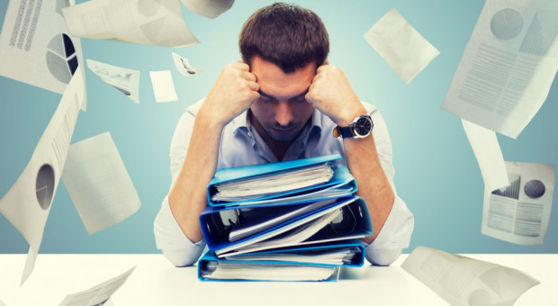 Z raportu wynika, że pracownicy są sfrustrowani i wykonują kilka zadań na raz (fot. Shutterstock) Polscy pracownicy są sfrustrowani. I wcale im nie chodzi o niskie zarobki