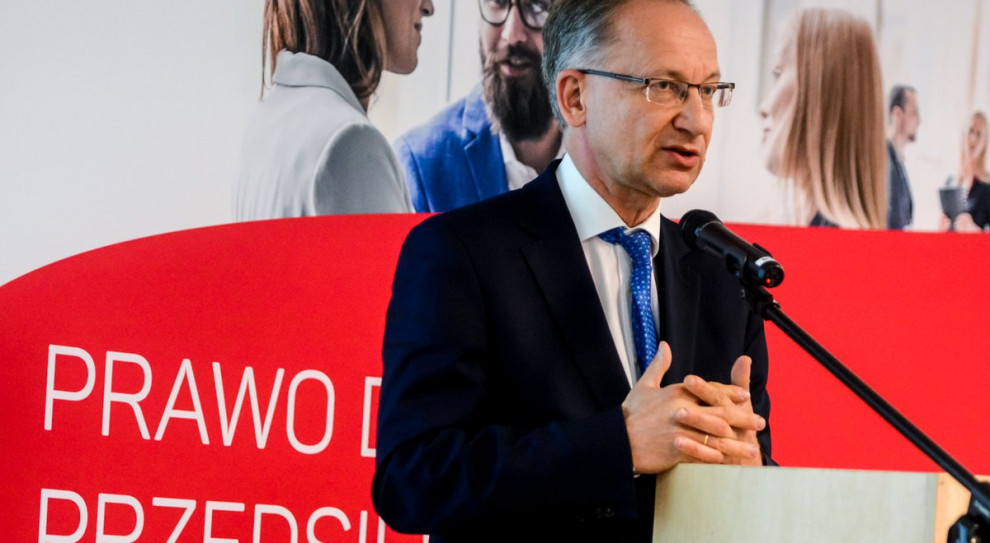 Cybulski wraz z przedstawicielami PARP i innych instytucji rządowych rozmawiał z lokalnymi przedsiębiorcami na ten temat Konstytucji Biznesu. (fot. PARP/twitter) Wiceszef KAS: będziemy za wszelką cenę dążyć do poprawy relacji z przedsiębiorcami