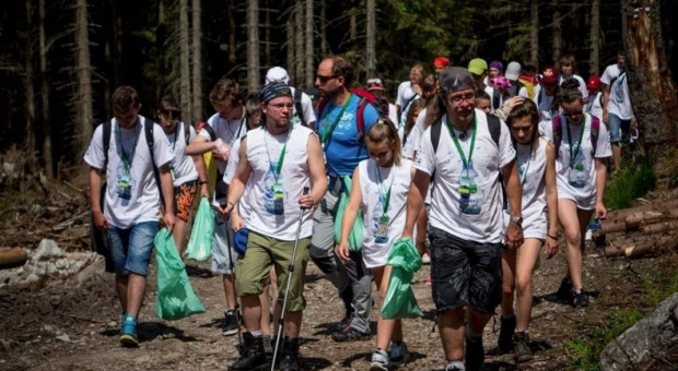 30 czerwca z samego rana uczestnicy sprzątania Tatr wyjdą spod Równi Krupowej na szlaki. (fot. www.czystetatry.pl) Youtuberzy będą sprzątać Tatry. Przyjadą też pracownicy Decathlonu