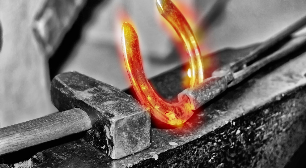 Kowale będą rywalizować w konkursach precyzyjnego kucia wyrobów artystycznych i pokazywać tradycyjne metody grawerowania metali (fot.pixabay) Wojciechowo: Kowale z całej Polski będą ze sobą rywalizować