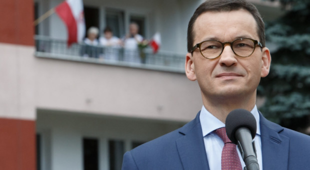 Ministerstwo Finansów analizuje pomysł, aby umożliwić odliczanie VAT dopiero po zapłaceniu przedsiębiorcy jego należności - powiedział premier (Mateusz Morawiecki, fot.premier.gov.pl) Premier: Szukamy mechanizmów, które udrożnią płatności dla małych i średnich firm