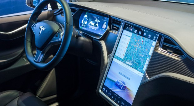 Tesla osiągnęła tygodniowy poziom produkcji 5 tys. egzemplarzy Modelu 3. Fot. Sergey Kohl / Shutterstock.com Wiceszef Tesli ds. inżynierii odszedł z pracy