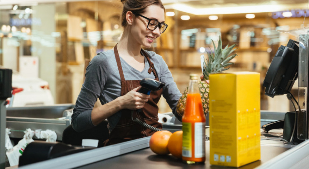 Ekspert dodaje jednak, że zatrudnienie cudzoziemców, może wpłynąć na zmniejszenie wynagrodzenia polskich pracowników etatowych Fot. Shutterstock.com Zakaz handlu w niedziele miał pozbawić pracy 90 tys. osób. Jak jest rzeczywiście?