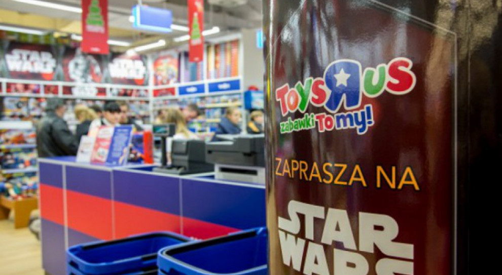 Na rynku pojawiają się już spekulacje na temat tego, kto mógłby kupić nazwę i logo. Wśród potencjalnych kupców wymieniany jest m.in. Amazon oraz Target. Fot. mat. pras. 30 tys. pracowników na bruk. Toys "R" Us zamyka ostatnie sklepy